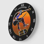 スケートボードを持つサイケデリックで白熱［赤熱］光を放つなスケートボーダー ラージ壁時計 (傾斜)