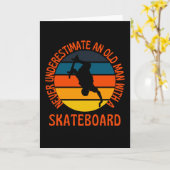 スケートボードを持つ老人レトロヴィンテージ カード (黄色い花)