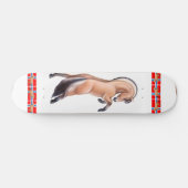 スケートボードを育てているノルウェーのフィヨルドの馬 スケートボード (横)