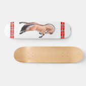 スケートボードを育てているノルウェーのフィヨルドの馬 スケートボード (横)