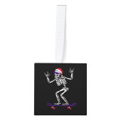 スケートボードクリスマス上のクリスマススケルトンおもしろい キューブオーナメント (正面)