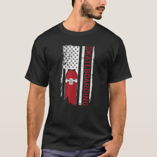 スケートボードスケートボードスケートで滑るスケートボーダー Tシャツ