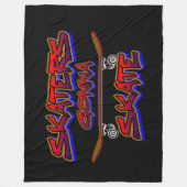 スケートボードレッドブルーグラフィティをスケートするスケーター フリースブランケット (正面)