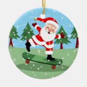 スケートボード上のサンタクロース セラミックオーナメント (正面)