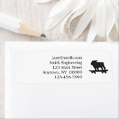 スケートボード上のブルドッグ – 背景色を選択 ラベル (インサイチュ)