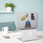 スケートボード上の猫 シール (デスク上のノートパソコン)