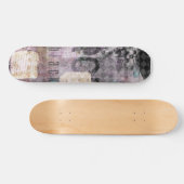 スケートボード上の黒い紫のコラージアート スケートボード (横)