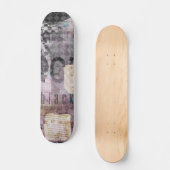 スケートボード上の黒い紫のコラージアート スケートボード (正面)