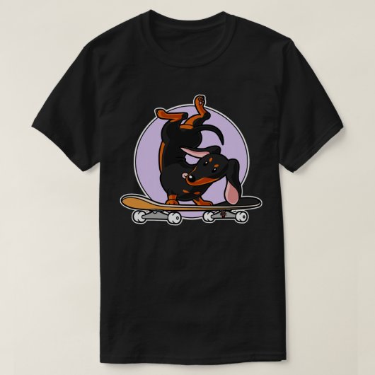 スケートボード上の黒ダックスシュントWienerソーセージ犬 Tシャツ (デザイン正面)