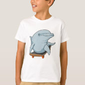 スケートボード付きスケーターとしてのイルカ Tシャツ (正面)