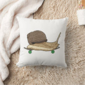 スケートボード付きスケーターとしてのカタツムリ クッション (ブランケット)