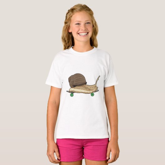 スケートボード付きスケーターとしてのカタツムリ Tシャツ (正面フル)