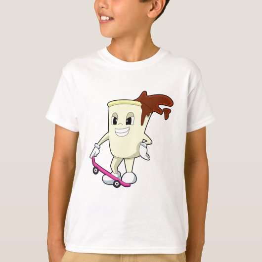 スケートボード付きスケーターとしてのコーヒー Tシャツ (正面)