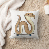 スケートボード付きスケーターとしてのヘビ クッション (ブランケット)