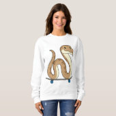 スケートボード付きスケーターとしてのヘビ スウェットシャツ (正面フル)