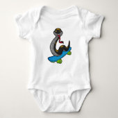 スケートボード付きスケーターとしてのヘビ ベビーボディスーツ (正面)