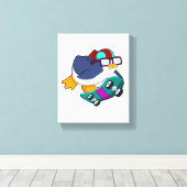 スケートボード付きスケーターとしてのペンギン キャンバスプリント (インサイチュ (ウッドフロア))