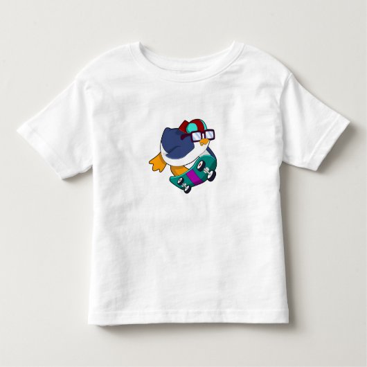 スケートボード付きスケーターとしてのペンギン トドラーTシャツ (正面)