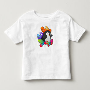 スケートボード付きスケーターとしてのペンギン トドラーTシャツ