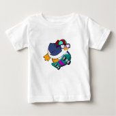 スケートボード付きスケーターとしてのペンギン ベビーTシャツ (正面)