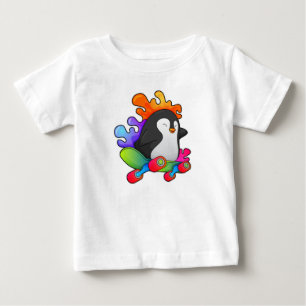 スケートボード付きスケーターとしてのペンギン ベビーTシャツ