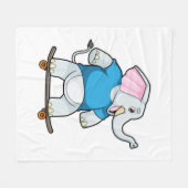 スケートボード付きスケーターとしての象 フリースブランケット (正面(横))