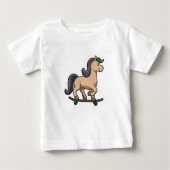 スケートボード付きスケーターとしての馬 ベビーTシャツ (正面)