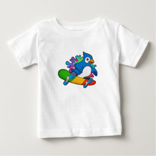 スケートボード付きスケーターとしてオウム ベビーTシャツ