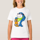 スケートボード付きスケーターとしてサメ Tシャツ (正面)
