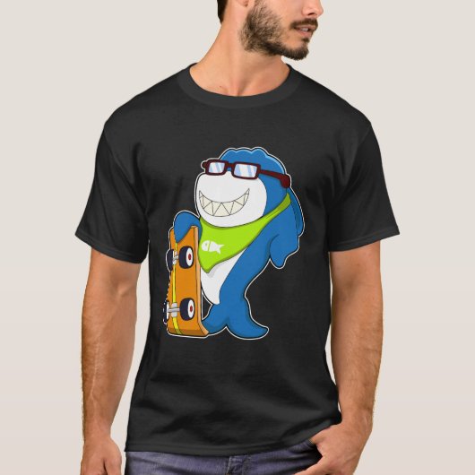スケートボード付きスケーターとしてサメ Tシャツ (正面)