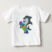 スケートボード付きスケーターとしてドルピン ベビーTシャツ (正面)