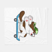 スケートボード付きスケーター犬 フリースブランケット (正面(横))