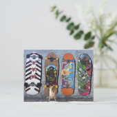 スケートボード壁画のある犬 ポストカード (スタンド正面)