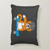 スケートボード漫画にかわいいオレンジキャット アクセントクッション (裏面(縦))