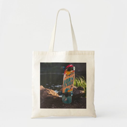 スケートボ生まれードに乗る トートバッグ (正面)
