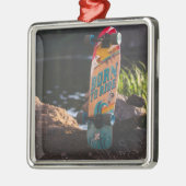 スケートボ生まれードに乗る メタルオーナメント (左)