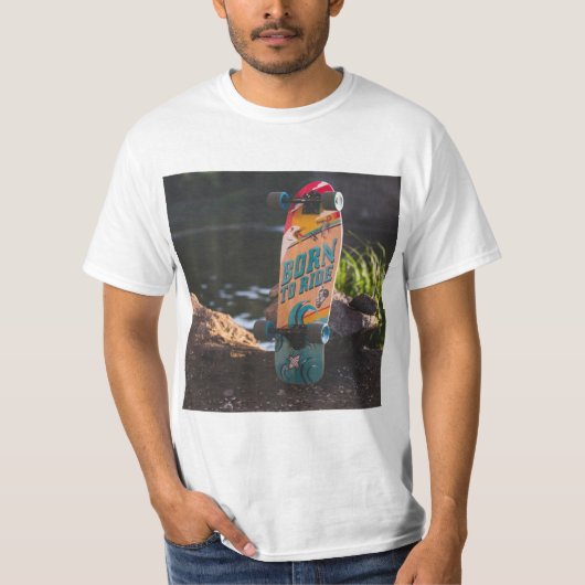 スケートボ生まれードに乗る Tシャツ (正面)