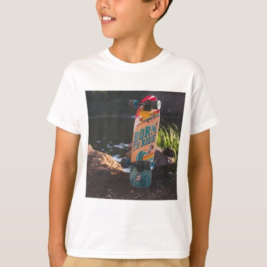 スケートボ生まれードに乗る Tシャツ (正面)