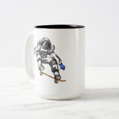 スケート選手の宇宙飛行士のスケートボードをする宇宙宇宙 ツートーンマグカップ (正面左)