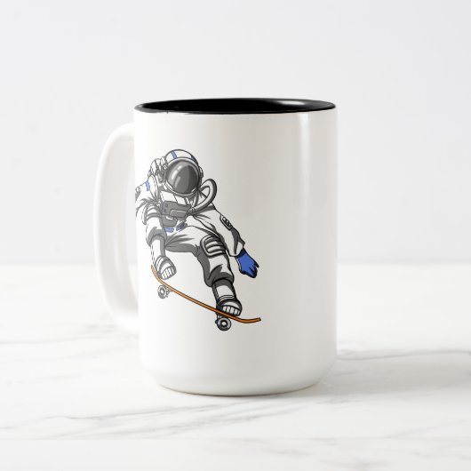 スケート選手の宇宙飛行士のスケートボードをする宇宙宇宙 ツートーンマグカップ (正面左)