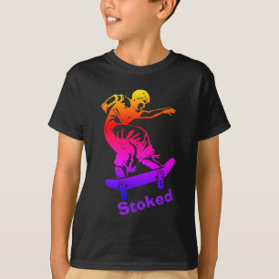 スケート選手の男の子によってかき立てられる虹のスケートボーダー Tシャツ