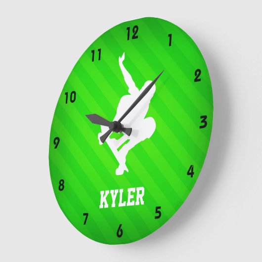 スケート選手; ネオン緑のストライプ ラージ壁時計 (傾斜)
