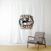 スケート&スケース – かわいい黒猫ローラースケートで滑る タペストリー (インサイチュ)