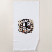 スケート&スケース – かわいい黒猫ローラースケートで滑る ビーチタオル (正面)