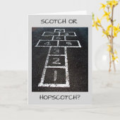 スコッチまたはホプスコッチハッピーバースデーの成人おもしろい カード (黄色い花)