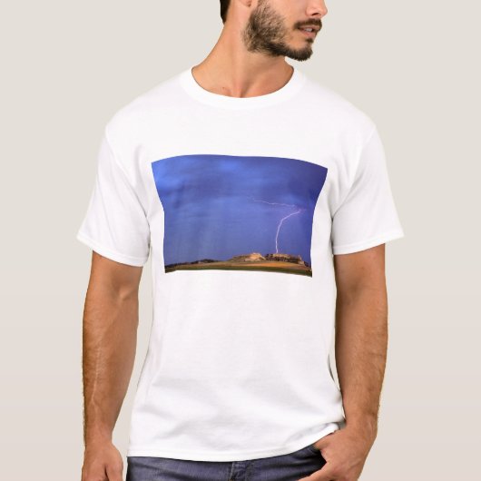 スコッツブラフ近くのブッテに落雷 Tシャツ (正面)