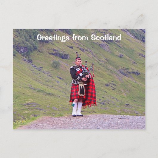 スコットランドからの挨拶: Lone Scotish bagpiper ポストカード (正面)