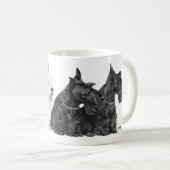 スコットランドとウェストハイランドホワイトテリアのマグカップ コーヒーマグカップ (正面右)