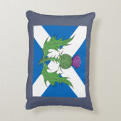 スコットランドのアザミとサルタイヤ アクセントクッション (裏面(縦))