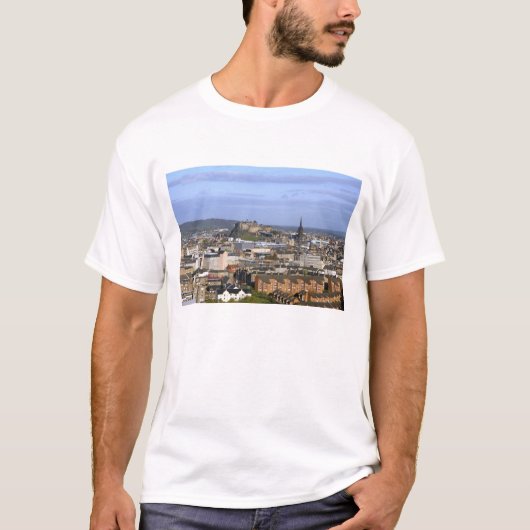 スコットランドのエディンバラ。中央を見渡すビュー Tシャツ (正面)